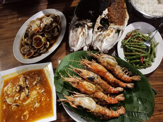 Hunting Seafood di Kawasan Muara Angke Bersama Keluarga